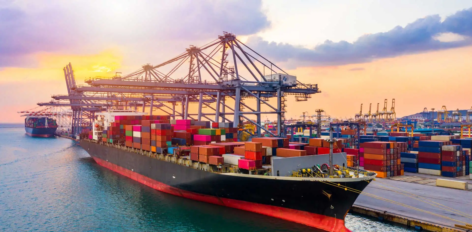 Cargo ship at a busy port – showcasing All-Forward’s global freight forwarders network with over 6,000 offices across 160 countries
