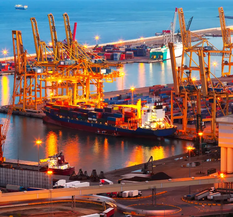 Cargo containers at port – LCL shipping for flexible and cost-efficient logistics