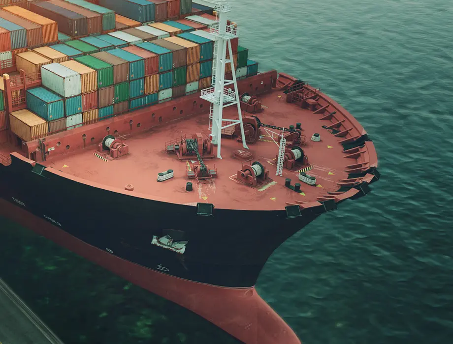 Cargo ship carrying containers – reliable ocean freight services for global shipping
